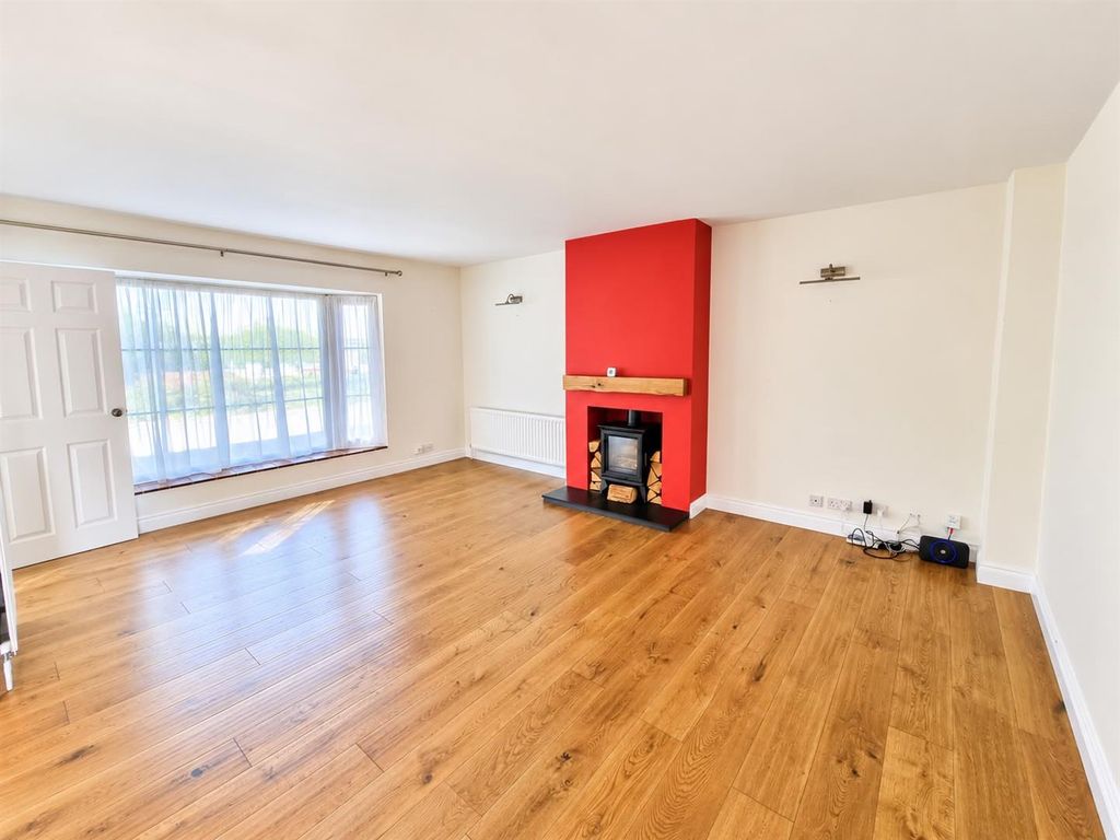Property photo 3 of 18 Living Room