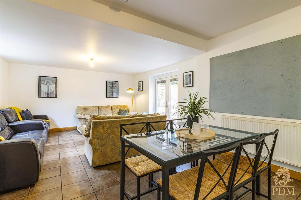 Property photo 3 of 11 81Harlaxtondrive-31.Jpg