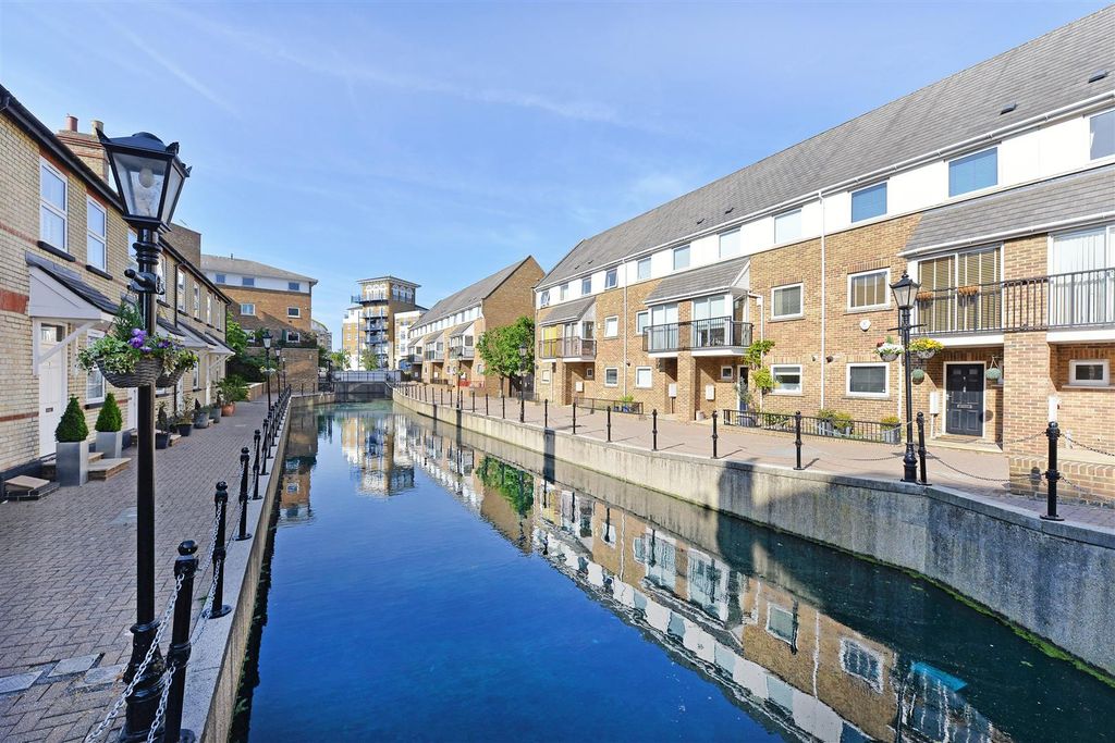 Property photo 2 of 14 Albert-Mews (14).Jpg