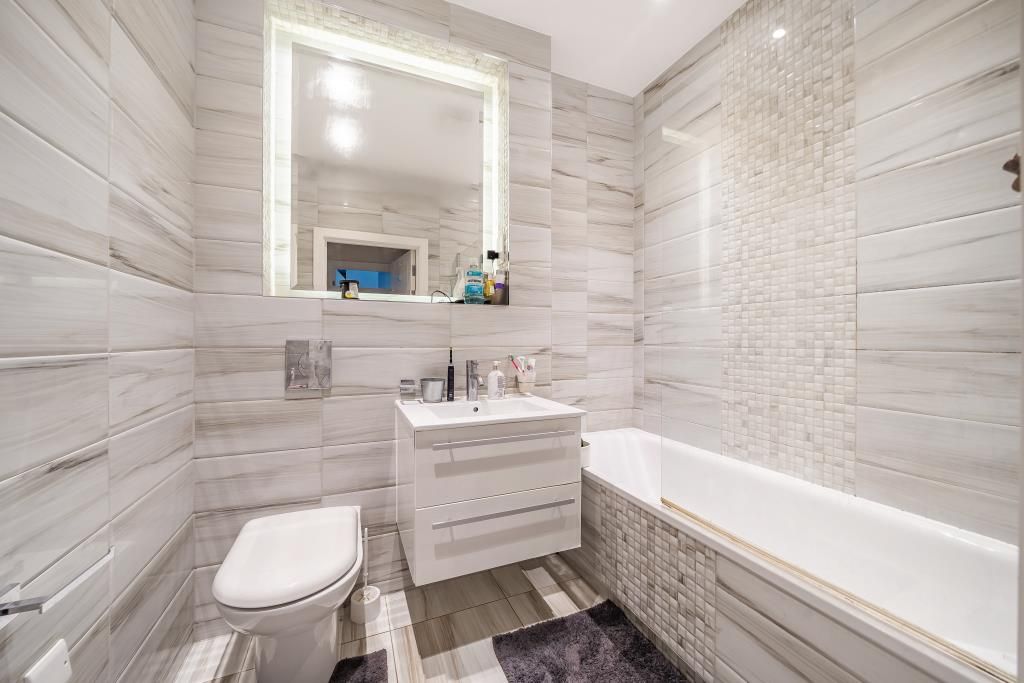 Property photo 2 of 8 Bathroom