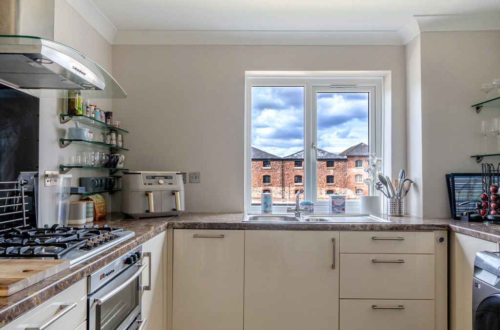 Property photo 3 of 10 Kitchen