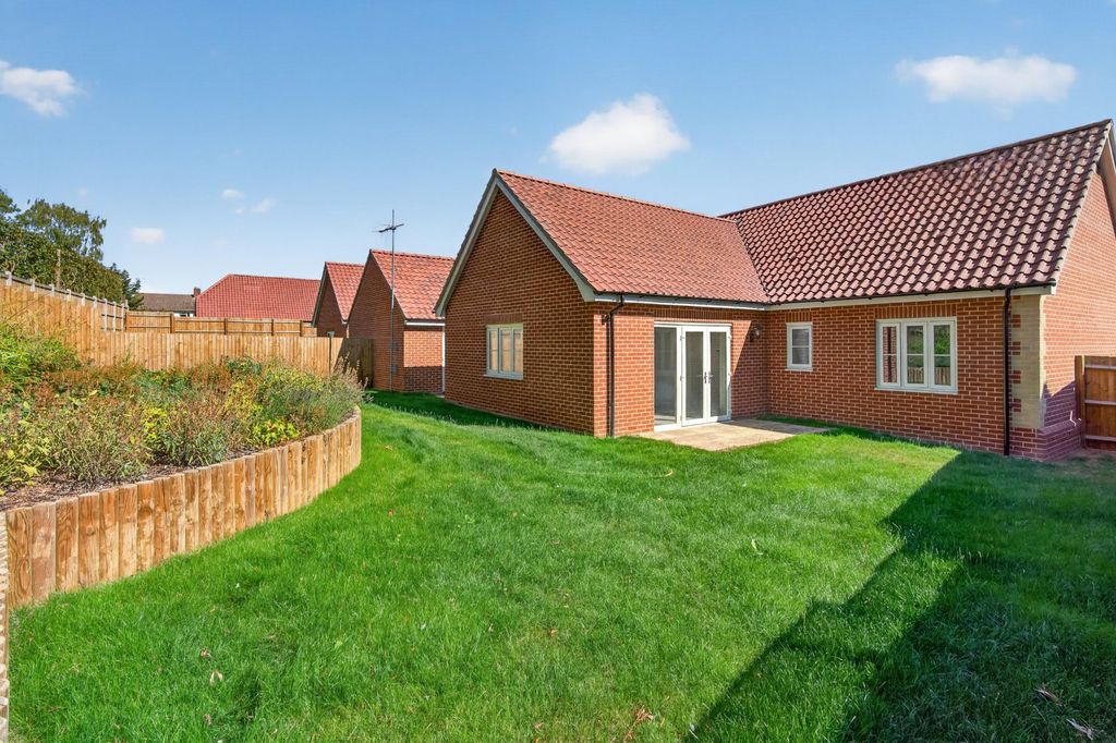 Property photo 2 of 16 Fallows Watch