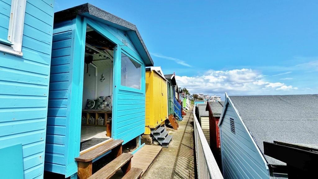 Property photo 1 of 7 Beach Hut:-