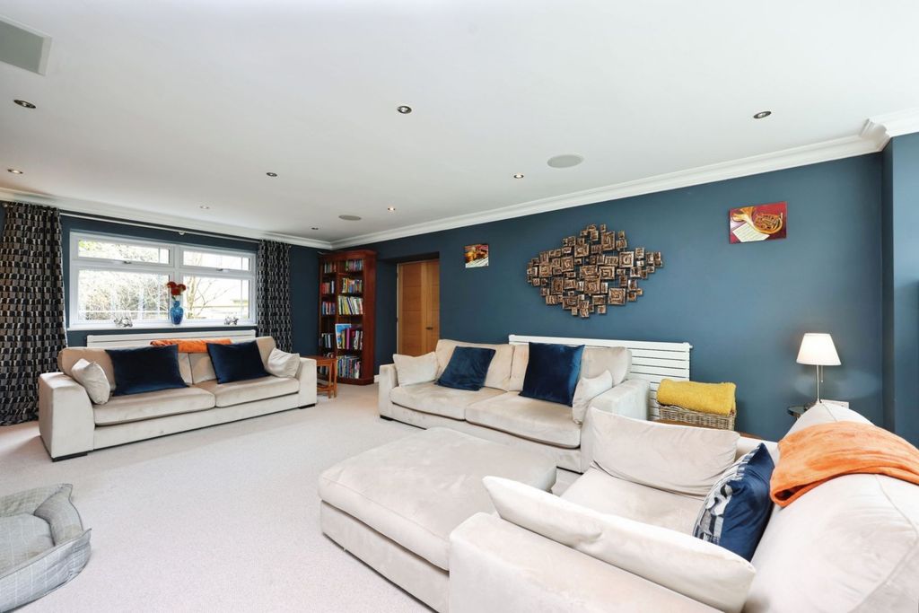 Property photo 3 of 27 Sitting Room
