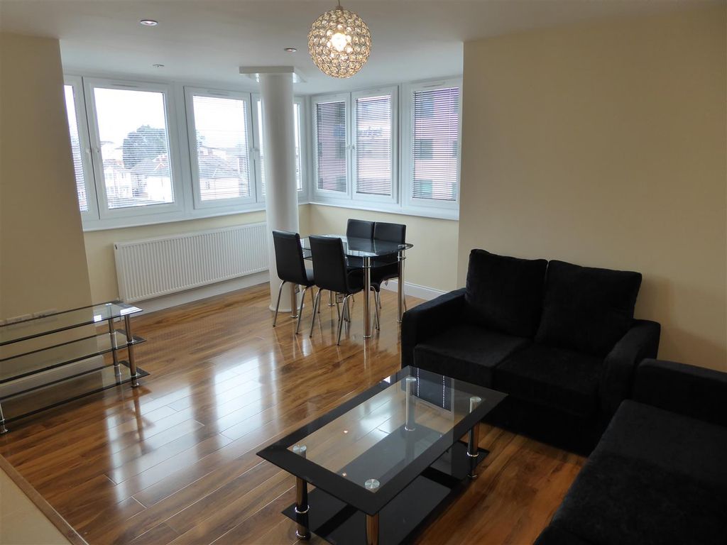 Property photo 2 of 10 Lounge / Dining Room