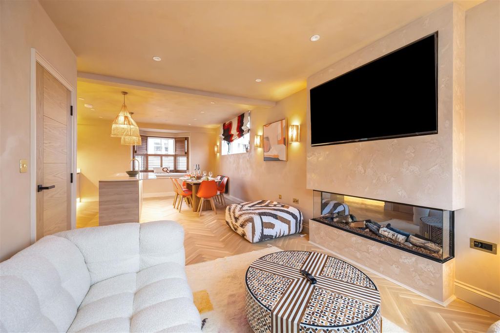 Property photo 2 of 33 Queens Square, 7, Penhouse_037.Jpg