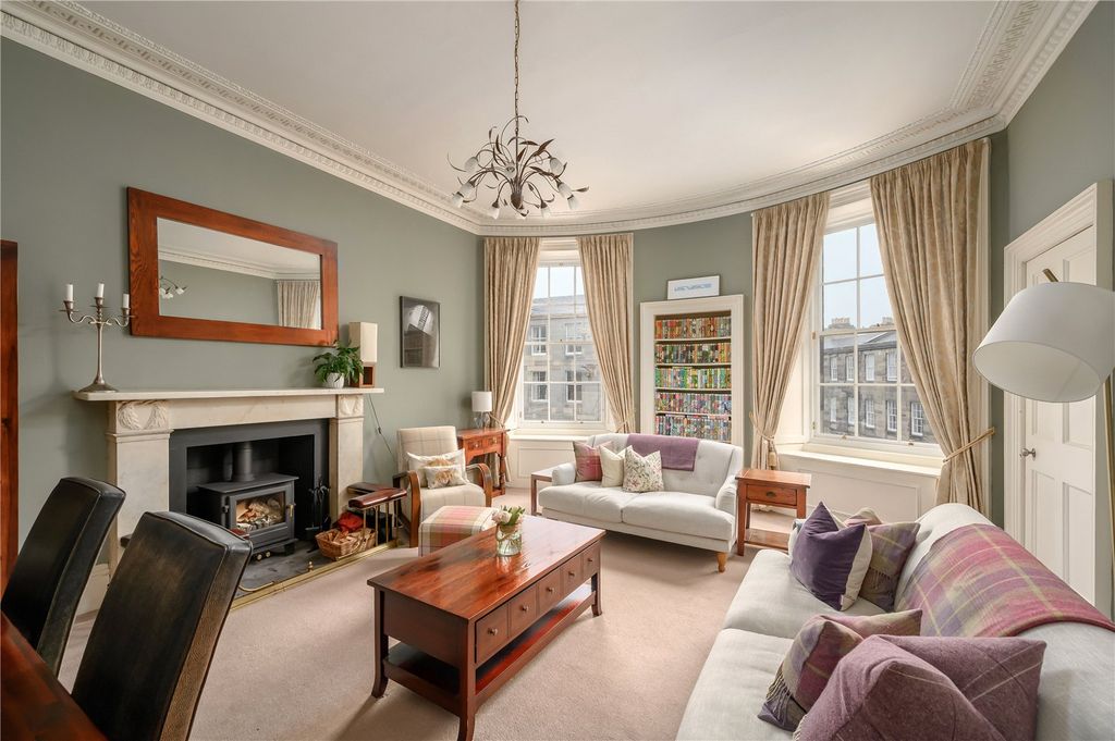 Property photo 2 of 16 Living/Dining Room