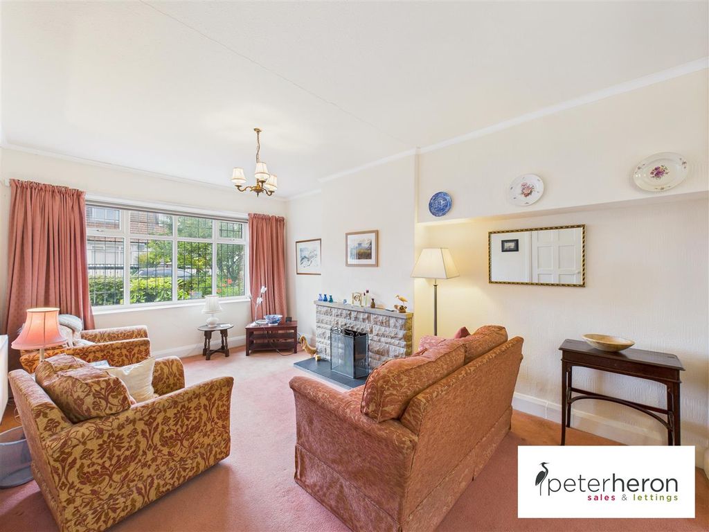 Property photo 3 of 28 Lounge