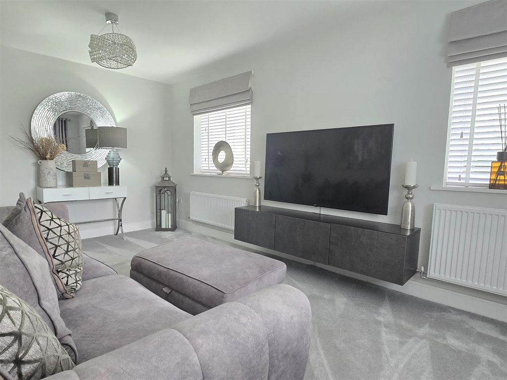 Property photo 2 of 16 Lounge