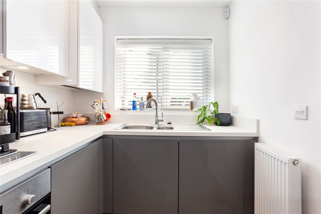 Property photo 3 of 19 Kitchen