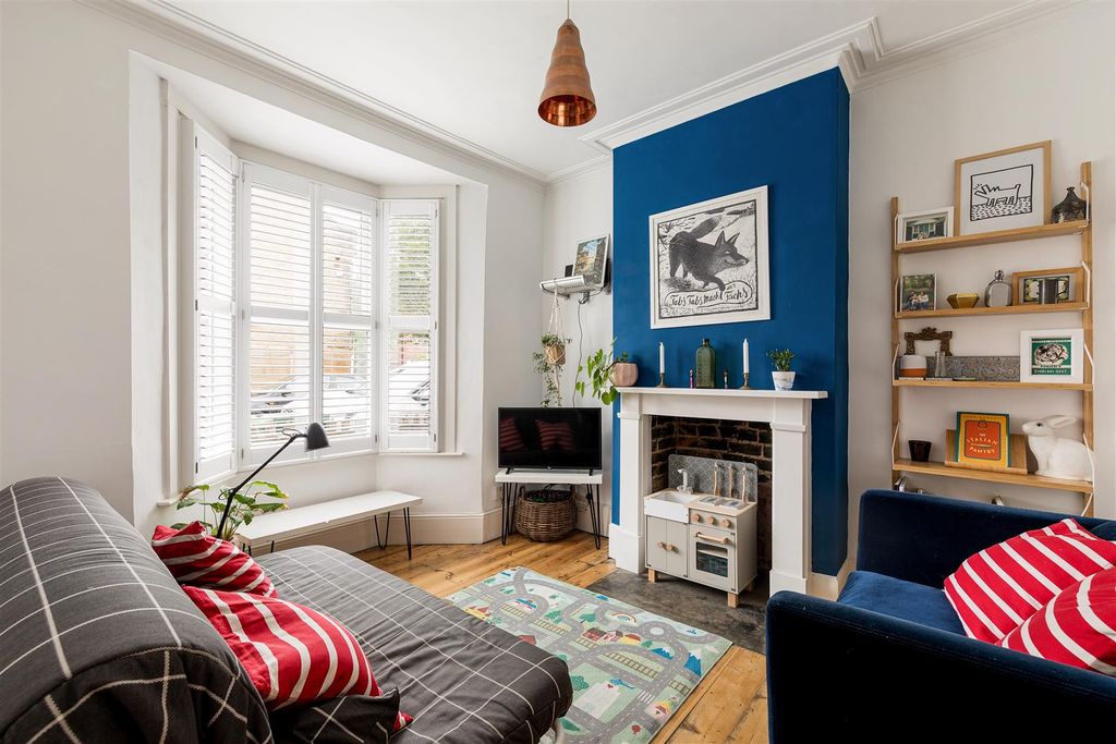 Property photo 2 of 22 Eric Road E7