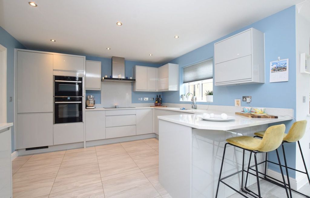 Property photo 2 of 32