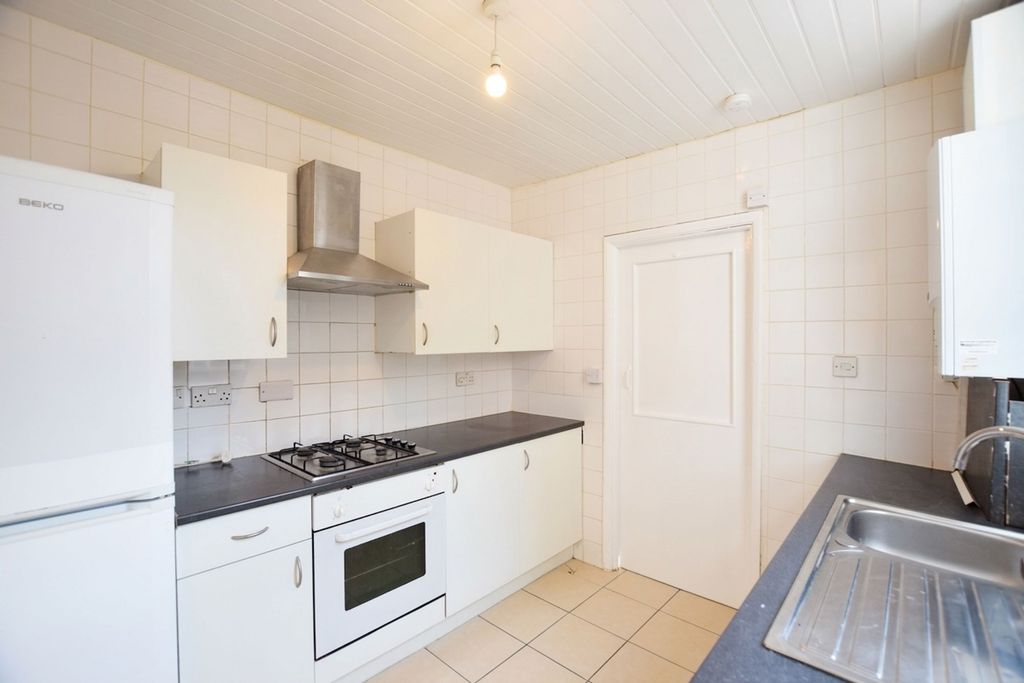 Property photo 2 of 7 Kitchen