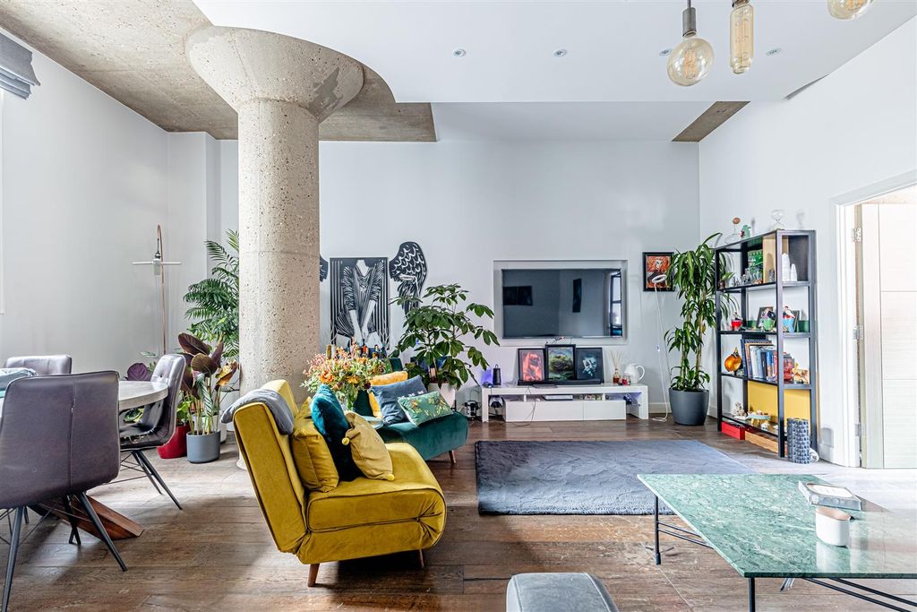 Property photo 1 of 17 Ziggurat Building (7).Jpg