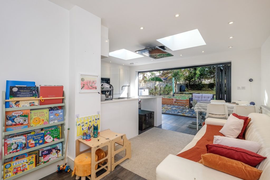 Property photo 3 of 12 61_Windsor_Rd__0027