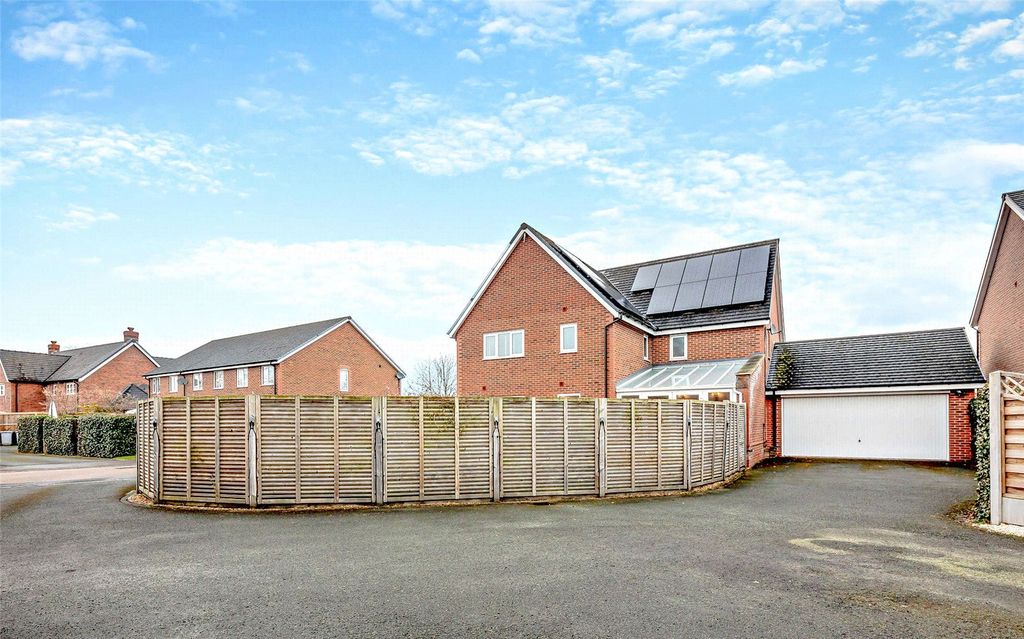 Property photo 3 of 26 Garage