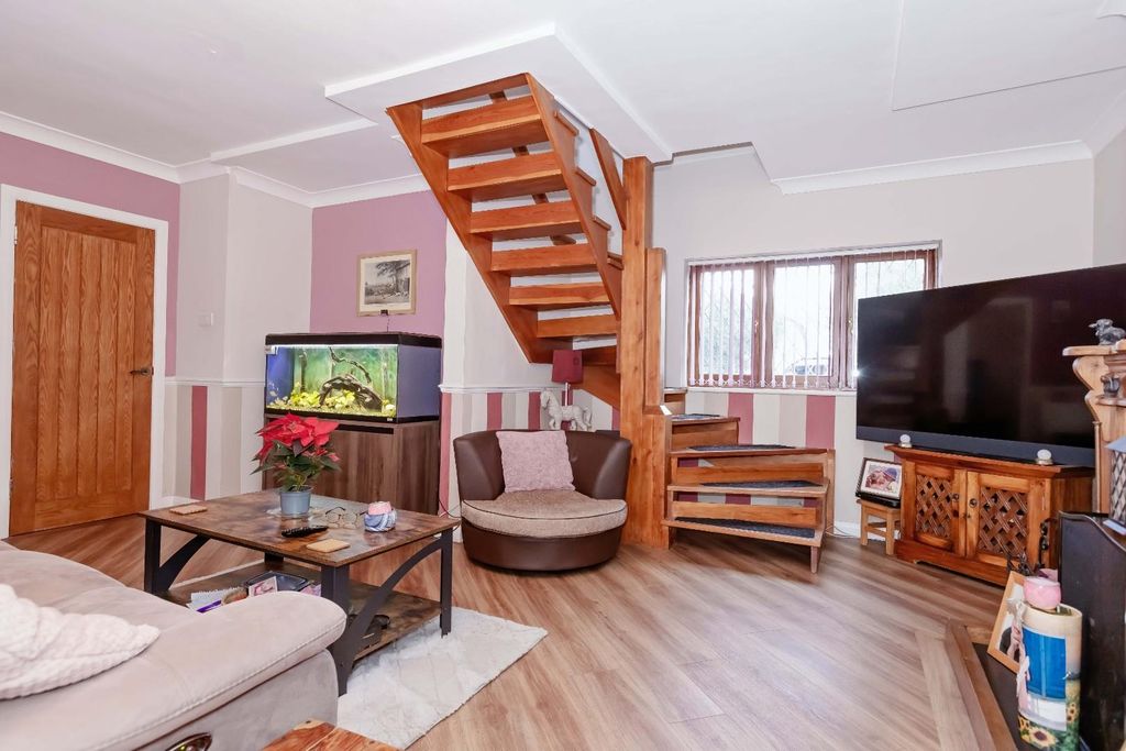 Property photo 3 of 29 Grinstead Lane_7.Jpg