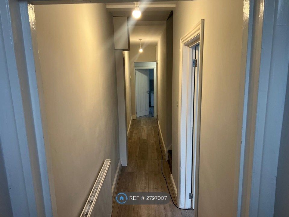 Property photo 2 of 10 Entrance Hall