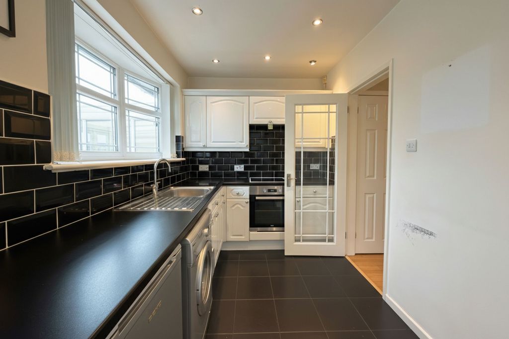 Property photo 3 of 12 Kitchen