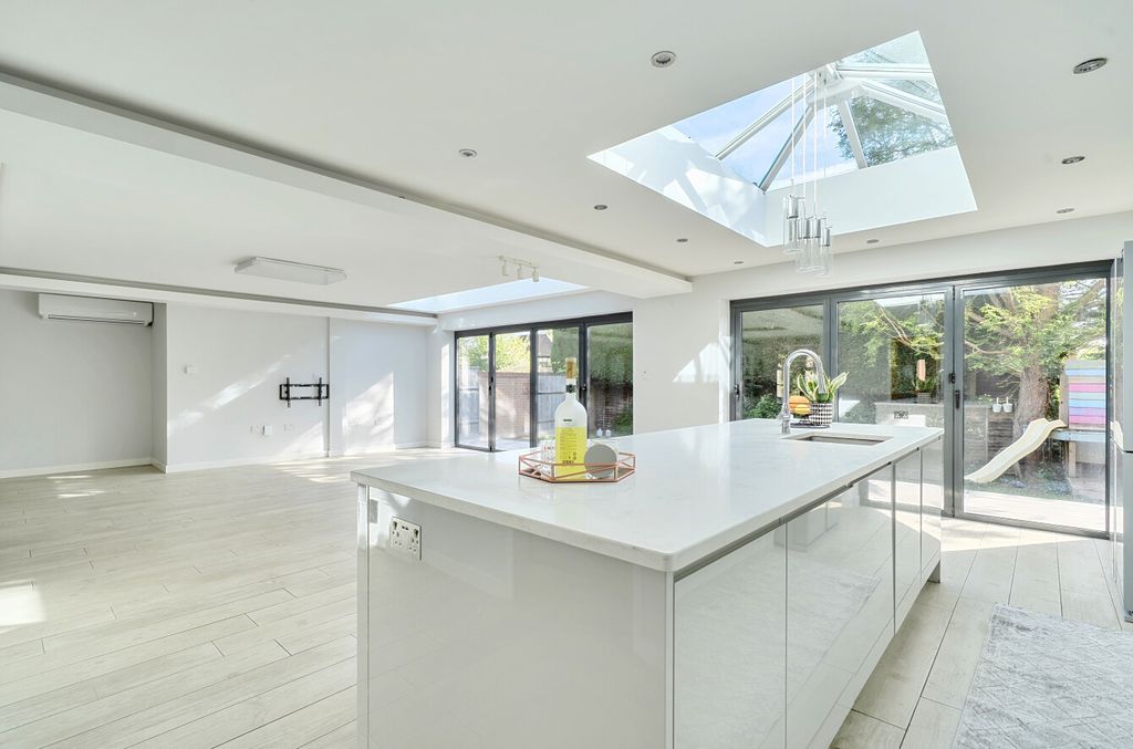 Property photo 3 of 22 1442347-10-69De7B...