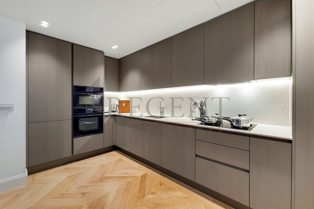 Property photo 3 of 18 Kitchen