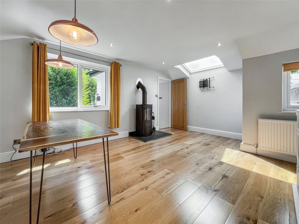 Property photo 3 of 11 Living Space