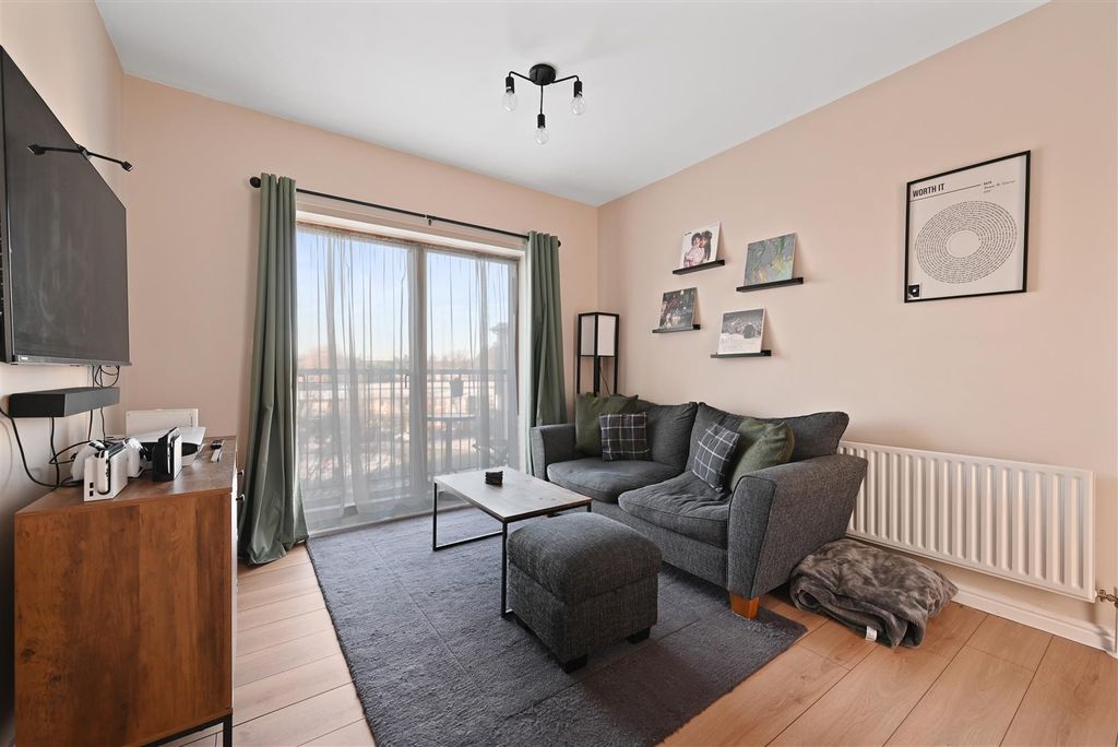 Property photo 3 of 15 Lounge