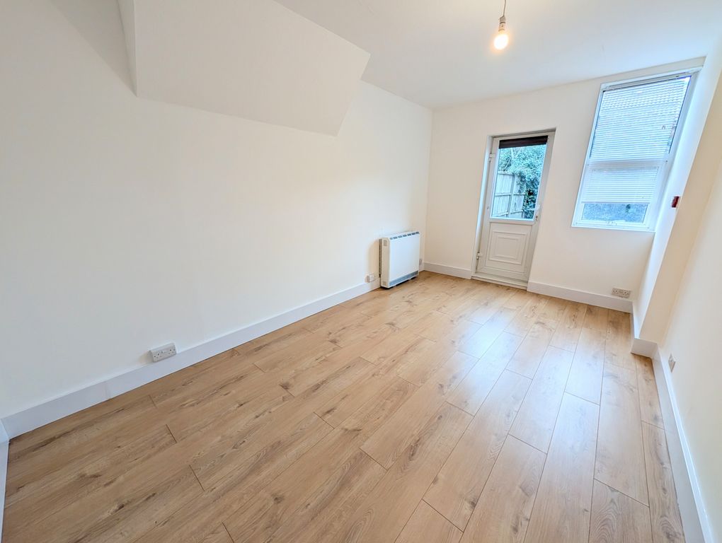 Property photo 2 of 10 Lounge / Bedroom