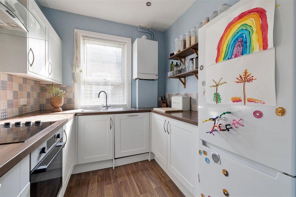 Property photo 3 of 25 Brettenham Road, E17