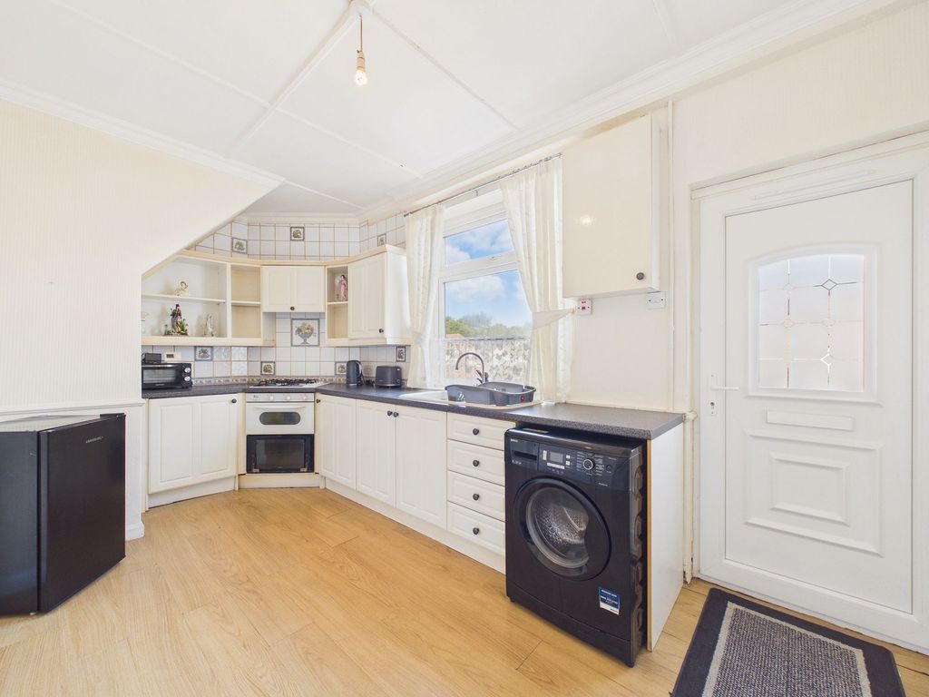 Property photo 3 of 10 Kitchen