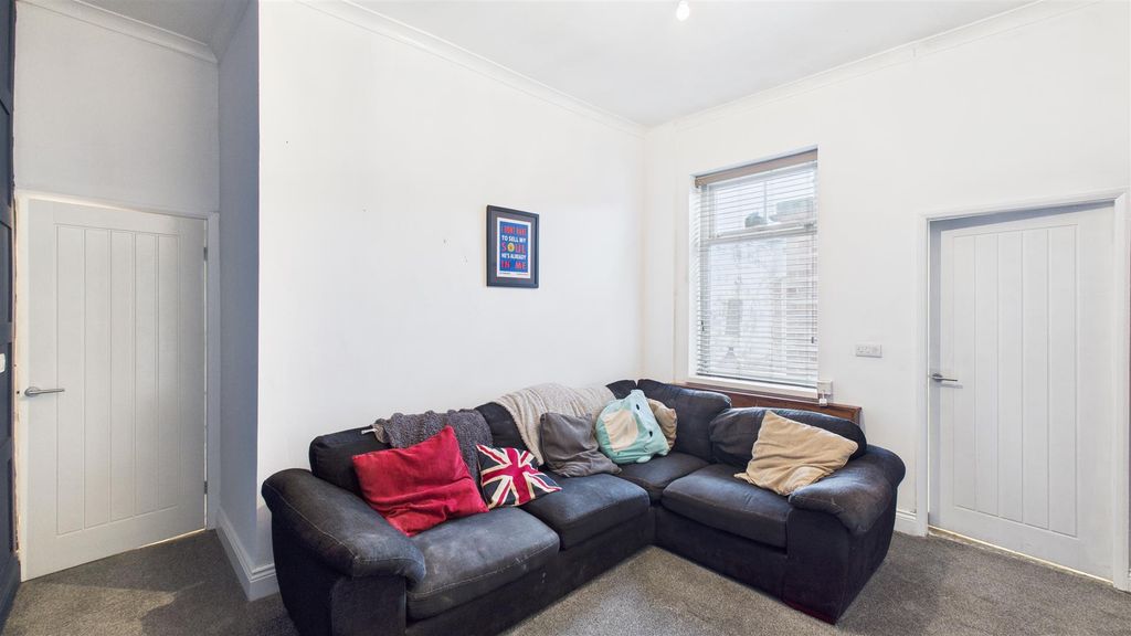 Property photo 3 of 15 Lounge