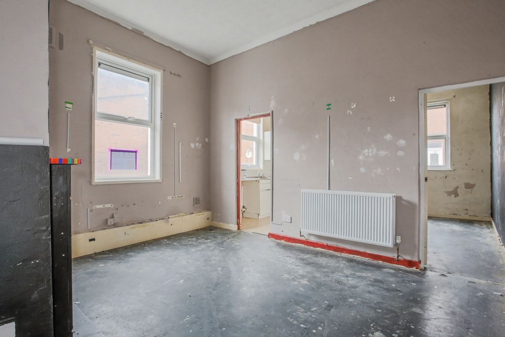 Property photo 3 of 17 33A Charnock Street, Preston, Lancashire, Pr1 6Dr