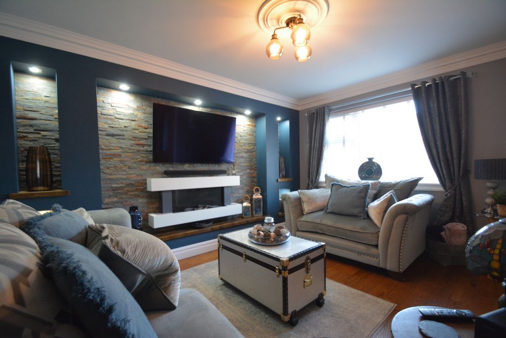 Property photo 3 of 15 Lounge