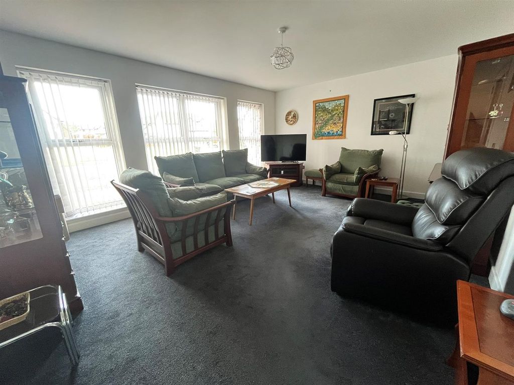 Property photo 3 of 35 Lounge