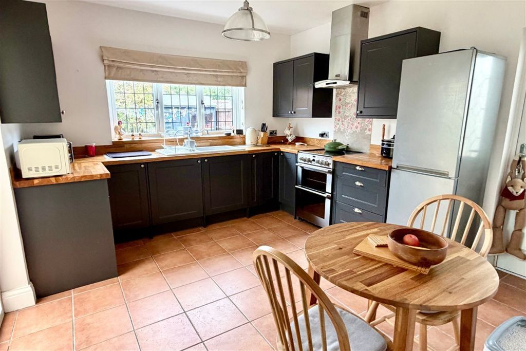 Property photo 3 of 27 Kitchen/Diner