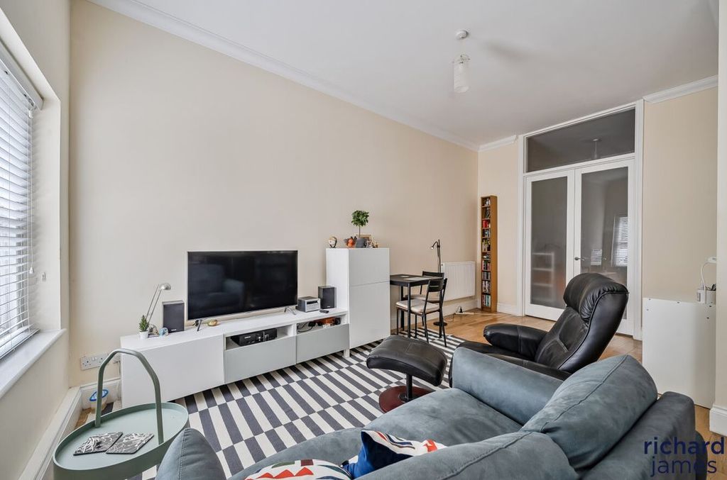 Property photo 3 of 15 0c2833B6F7824F1Ba077B4E6Cef00Cbb