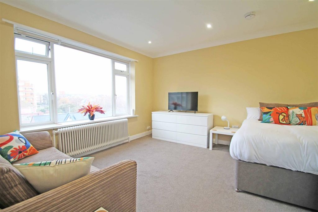 Property photo 2 of 10 Studio Room