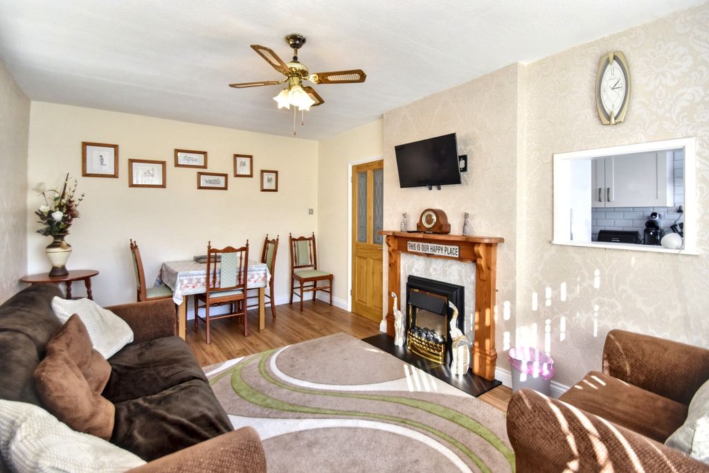 Property photo 3 of 12 Lounge