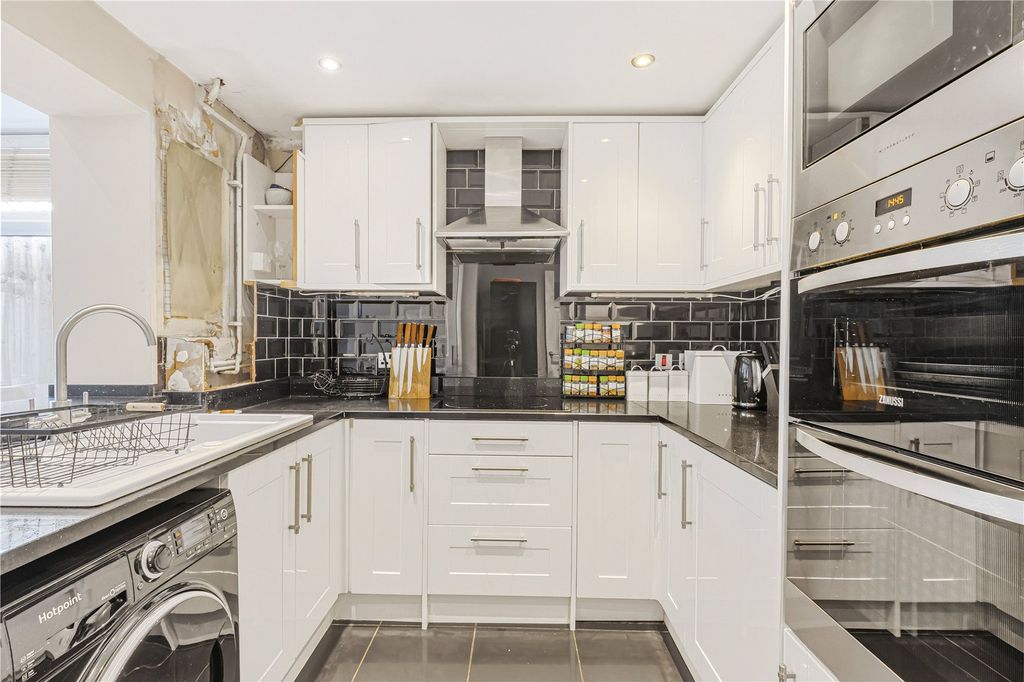 Property photo 3 of 17 Kitchen