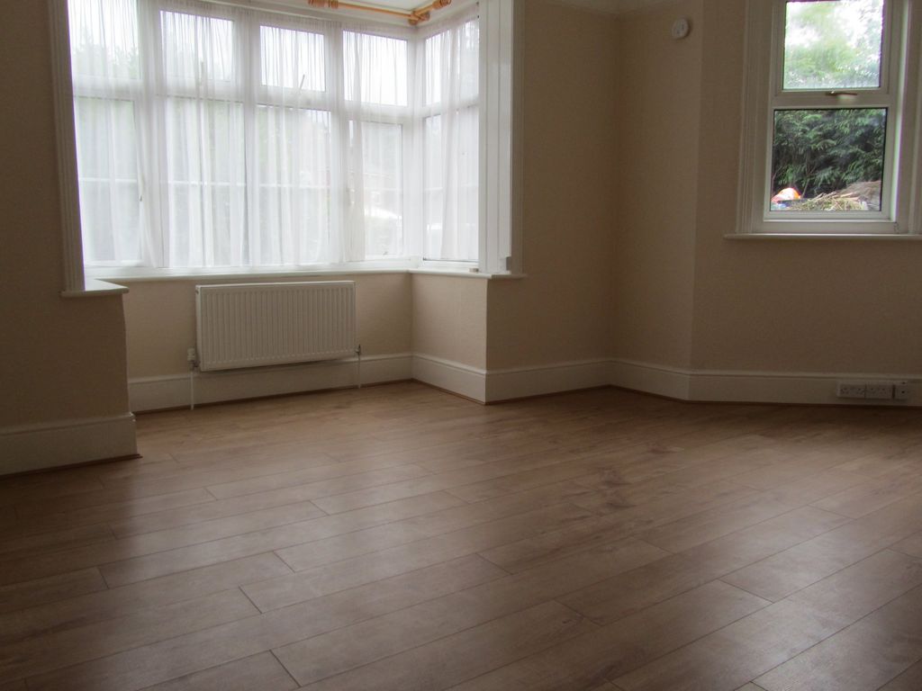 Property photo 3 of 12 Photo 02