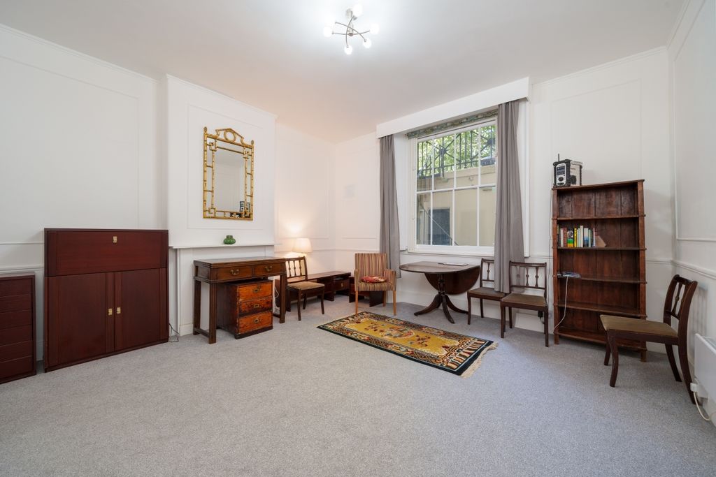 Property photo 1 of 9 Ennismore Gardens...