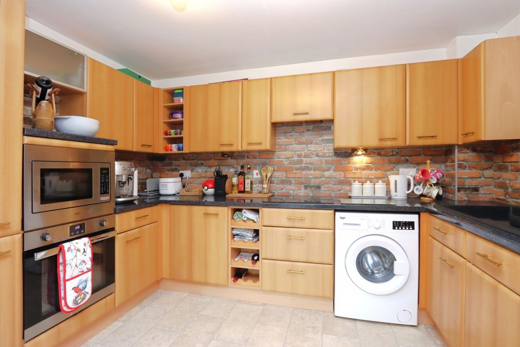 Property photo 3 of 17 Kitchen
