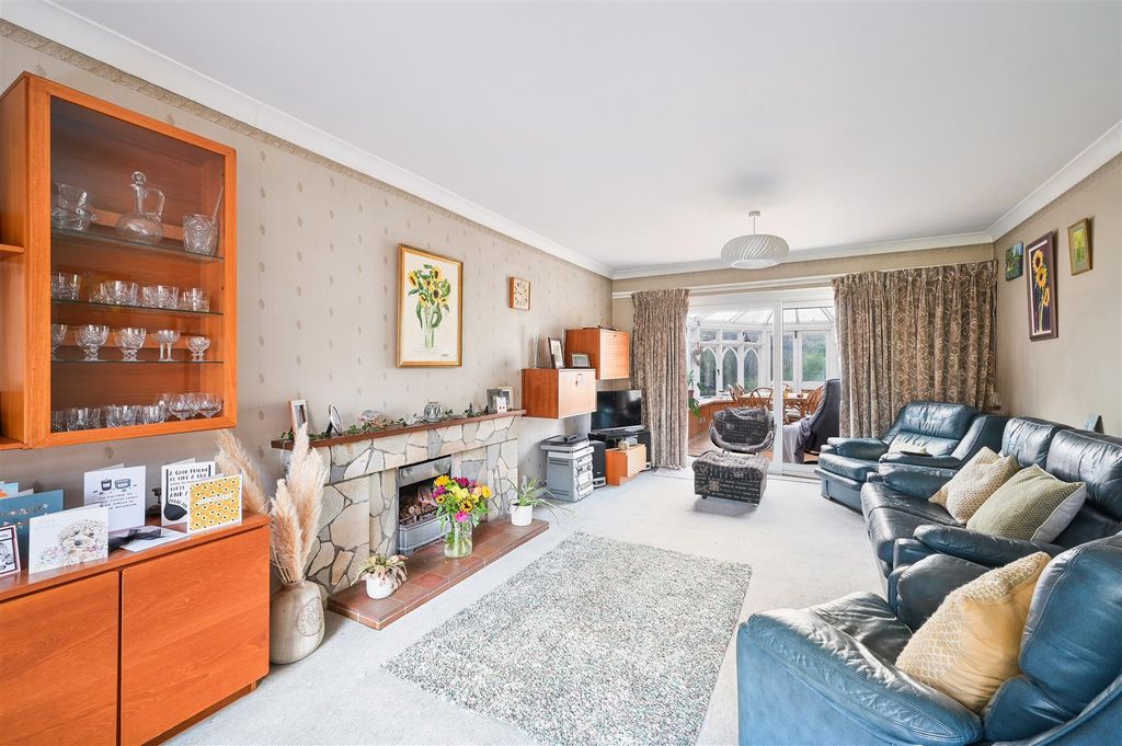 Property photo 2 of 21 Old House Close, (2).Jpg