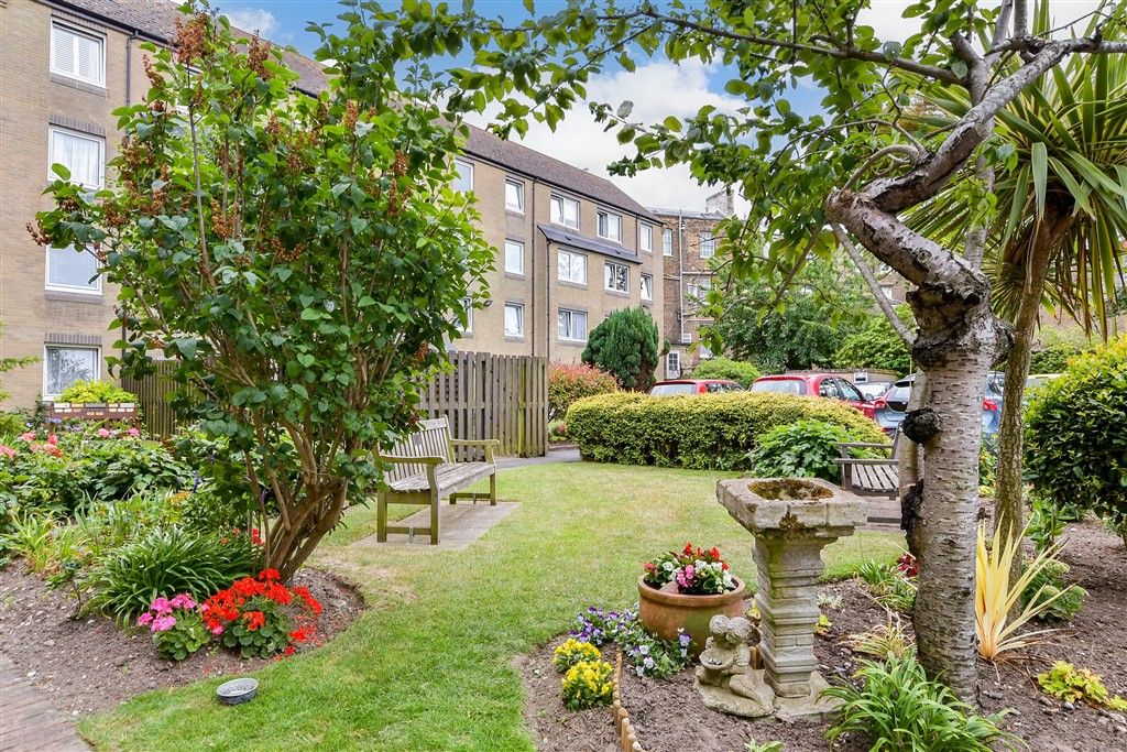 Property photo 3 of 11 Communal Gardens