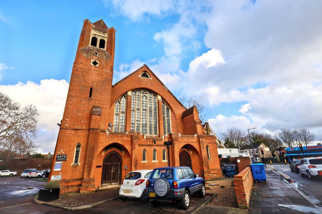 Property photo 1 of 8 7 Caroe Court, 1 Bury Street, Edmonton, London, N9 7Le