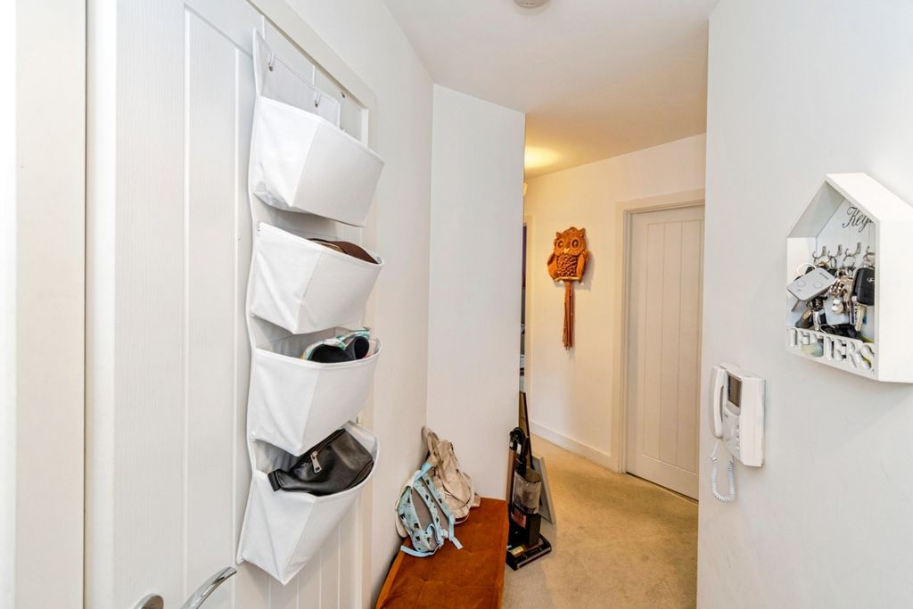 Property photo 2 of 17 Hall Way