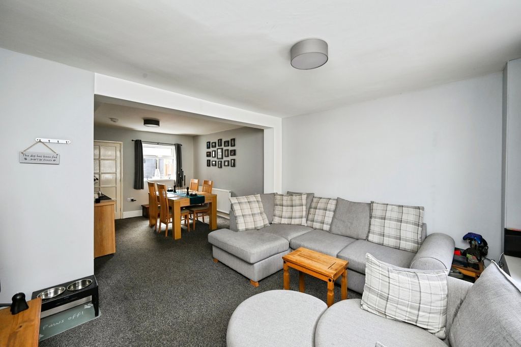 Property photo 3 of 15 Lounge