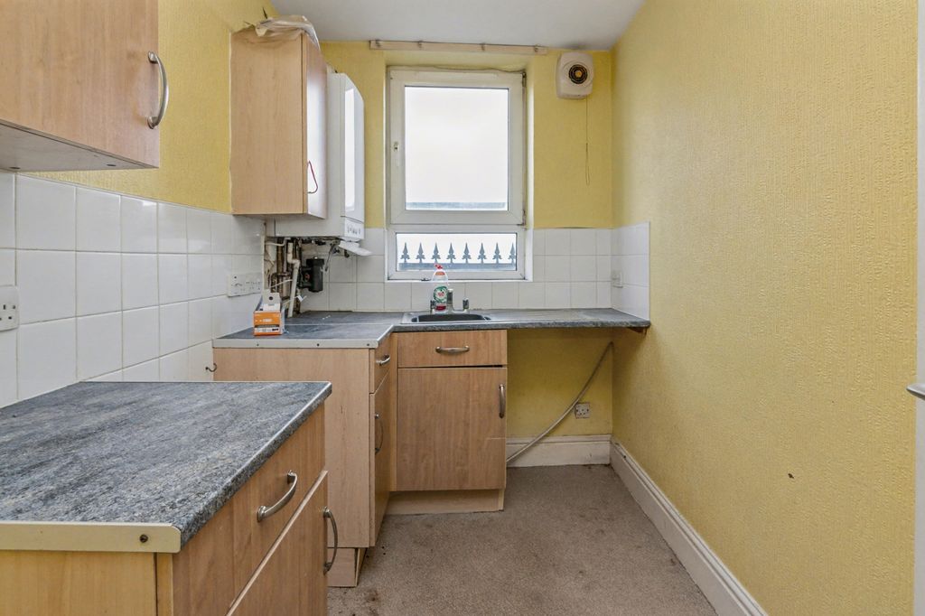 Property photo 2 of 14 Flat 1, 2 Carshalton Road, Blackpool, Fy1 2Nr