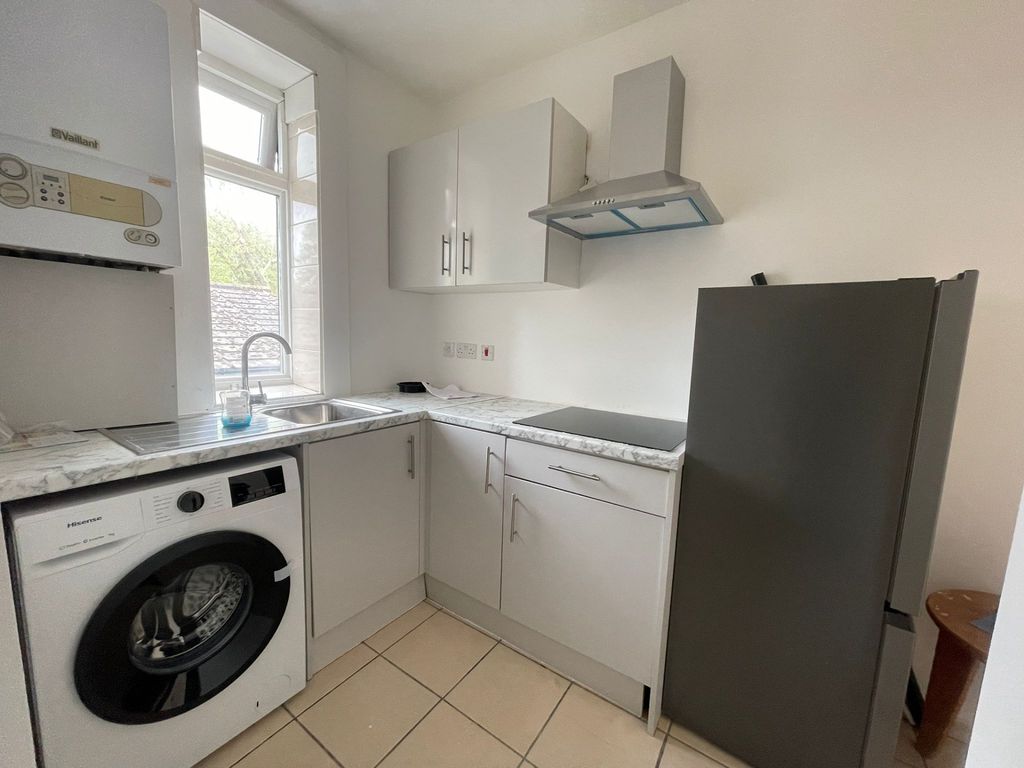 Property photo 1 of 10 Photo 4