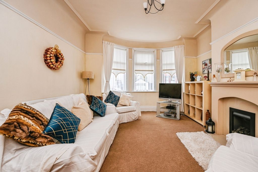 Property photo 3 of 16 Pbox-Img.Jpg